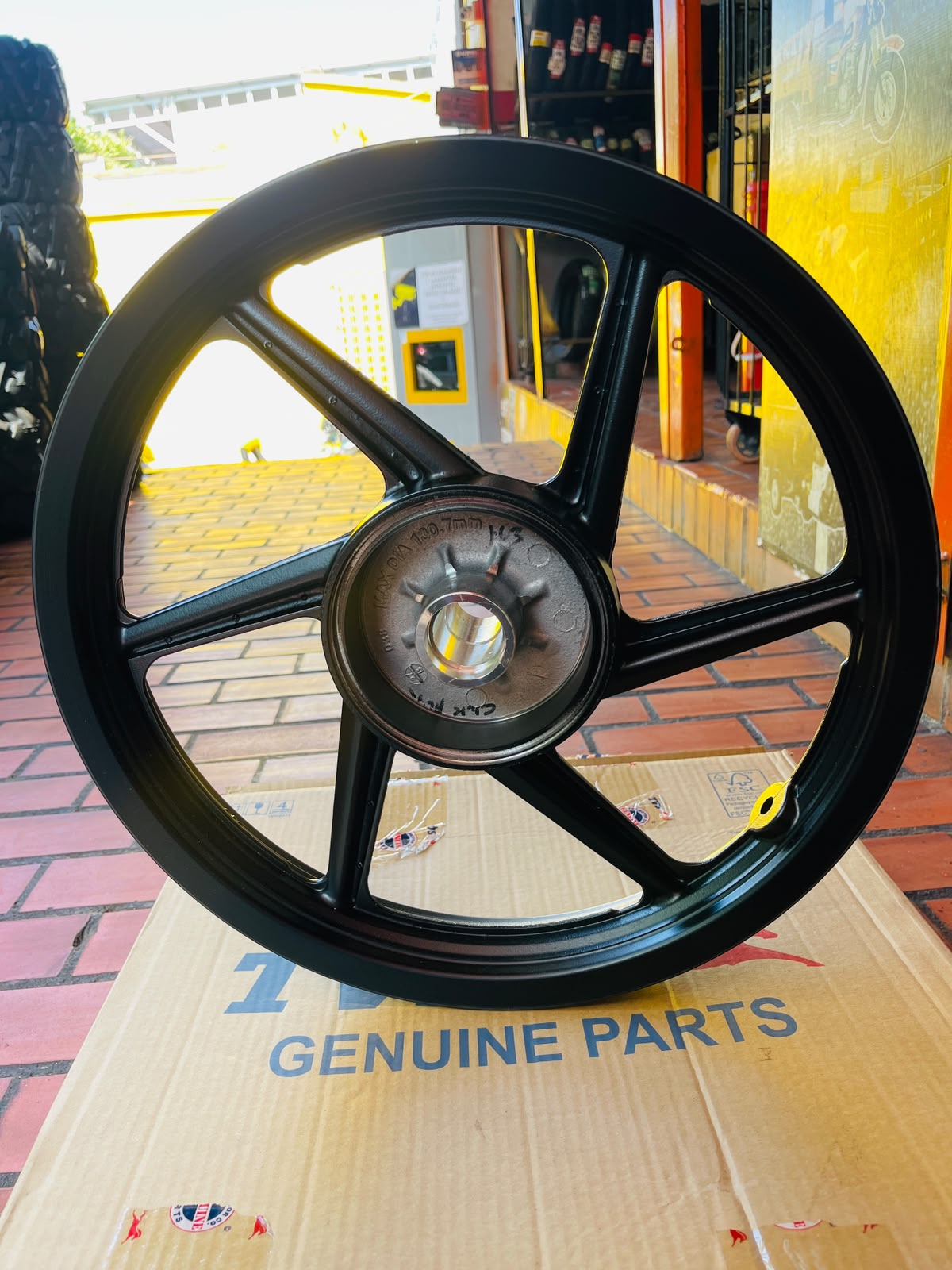 Rin Trasero de Aspas TVS Raider 125 (2.15 x 17) - Negro (Original TVS)