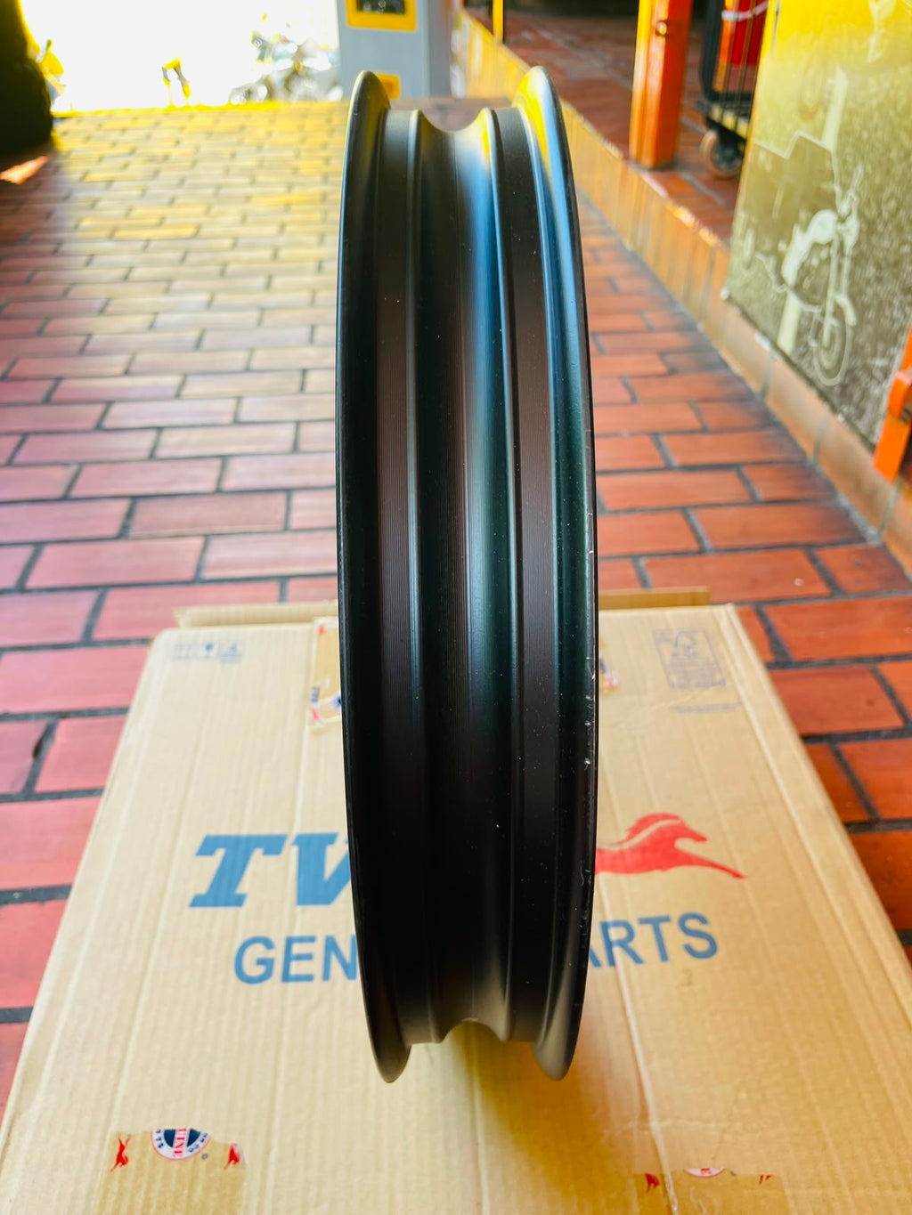 Rin Trasero de Aspas TVS Raider 125 (2.15 x 17) - Negro (Original TVS)