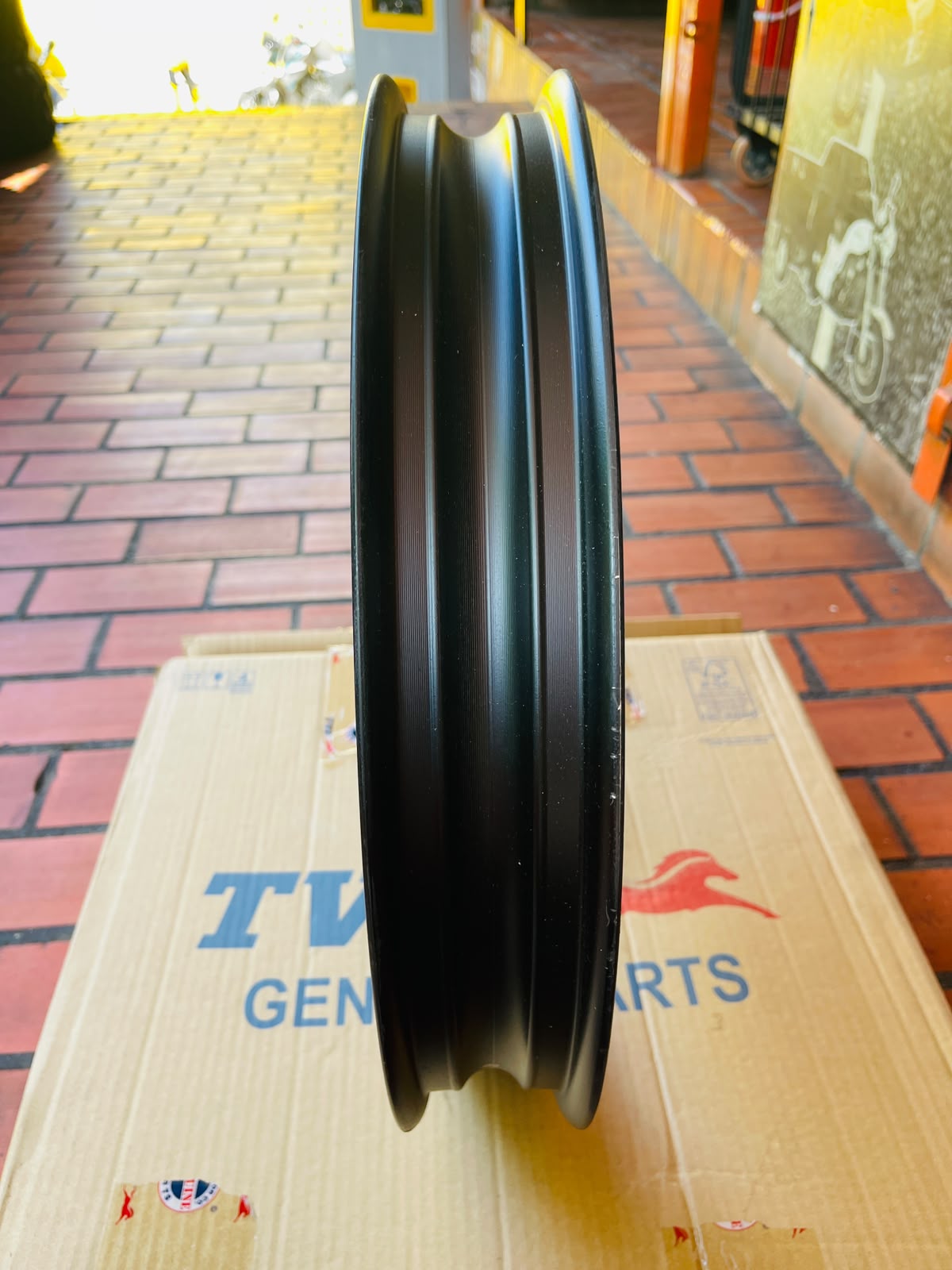Rin Trasero de Aspas TVS Raider 125 (2.15 x 17) - Negro (Original TVS)