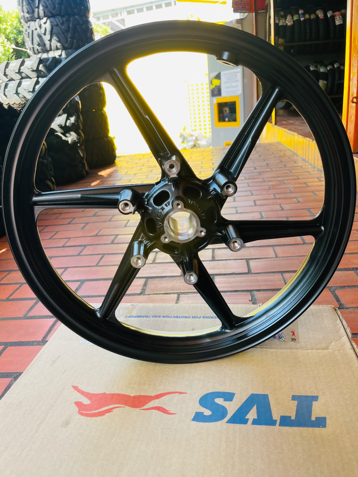 Rin Delantero de Aspas TVS Raider 125 (1.85 x 17) - Negro (Original TVS)