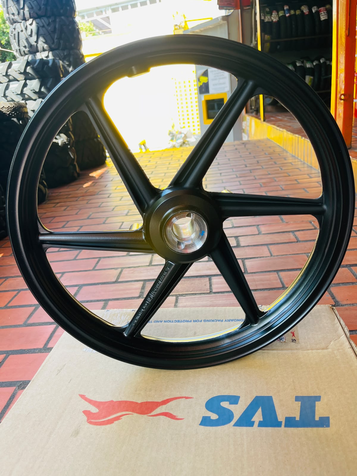 Rin Delantero de Aspas TVS Raider 125 (1.85 x 17) - Negro (Original TVS)