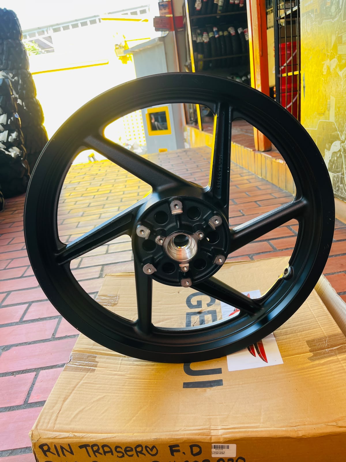 Rin Trasero de Aspas Bajaj Pulsar 180 GT / FD (Freno de Disco) - Negro