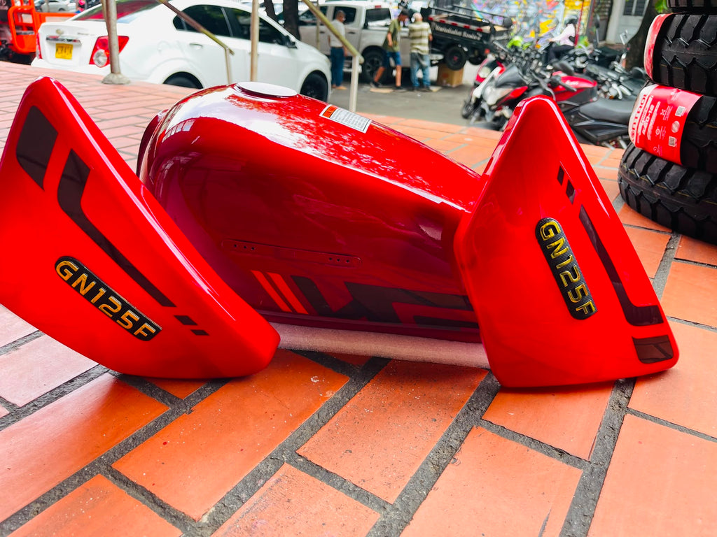 Kit Tanque de Gasolina + Tapas Laterales Suzuki GN 125 F - Rojo (Con Emblemas)
