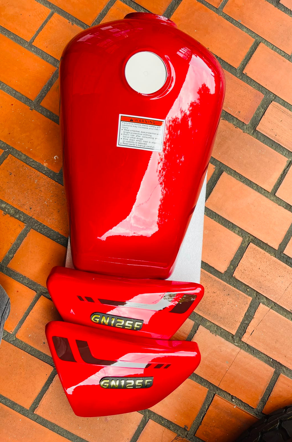 Kit Tanque de Gasolina + Tapas Laterales Suzuki GN 125 F - Rojo (Con Emblemas)