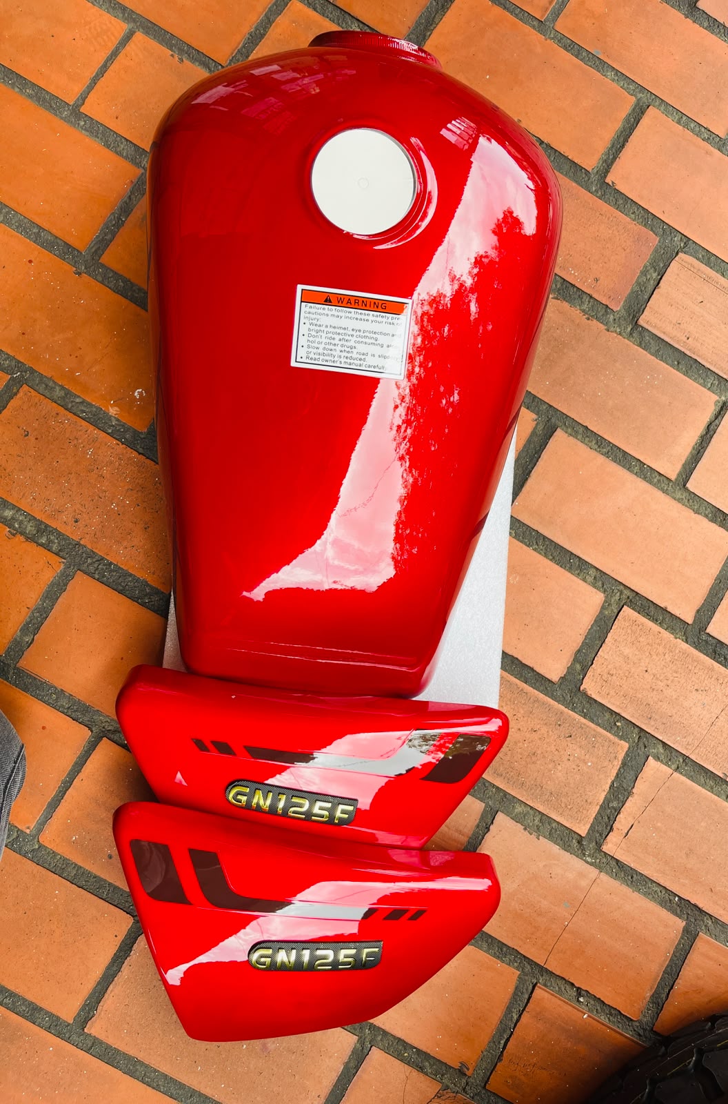 Kit Tanque de Gasolina + Tapas Laterales Suzuki GN 125 F - Rojo (Con Emblemas)