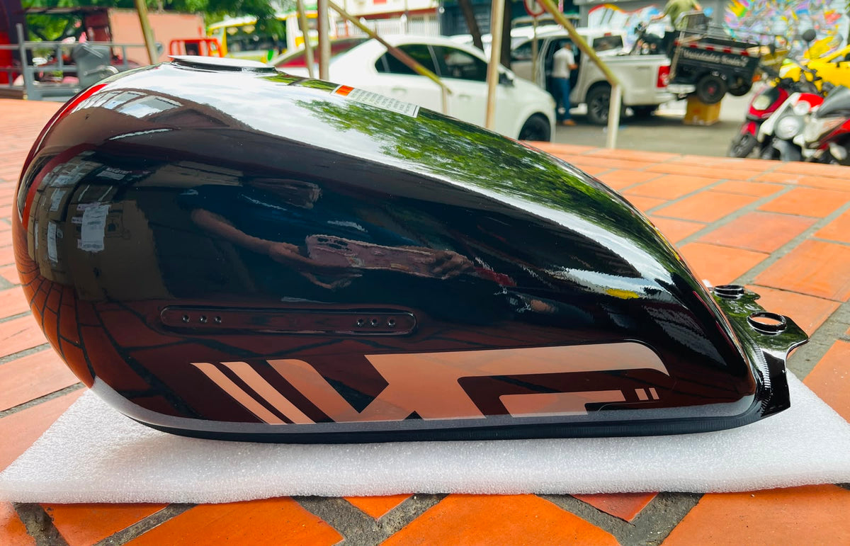 Kit Tanque de Gasolina + Tapas Laterales Suzuki GN 125 F - Negro (Con Emblemas)
