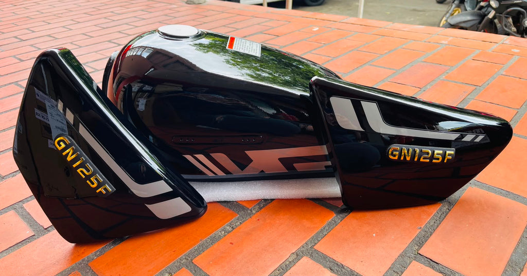 Kit Tanque de Gasolina + Tapas Laterales Suzuki GN 125 F - Negro (Con Emblemas)
