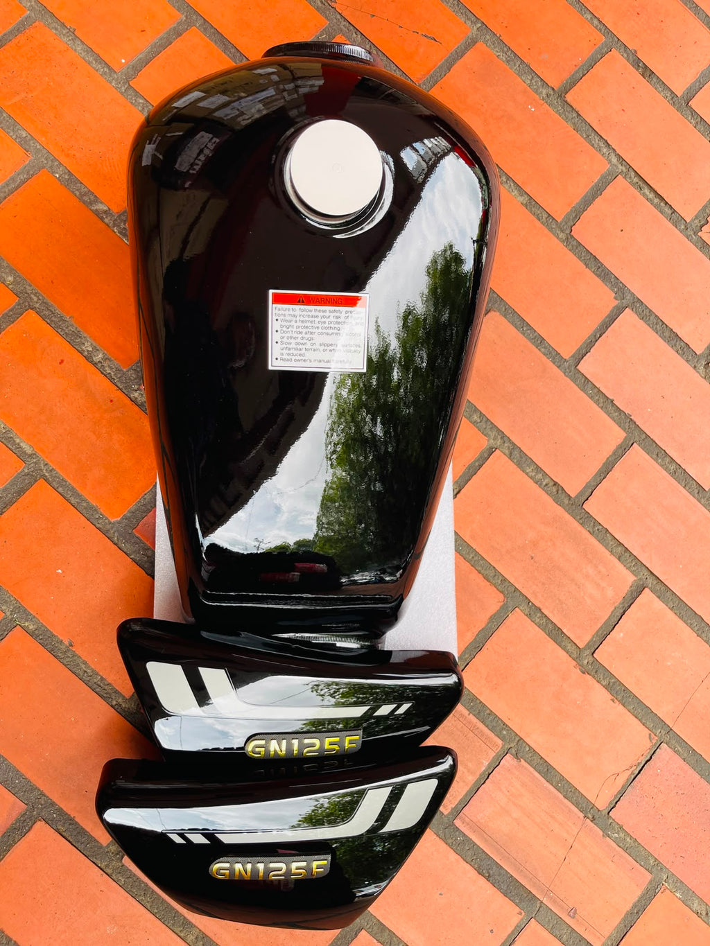 Kit Tanque de Gasolina + Tapas Laterales Suzuki GN 125 F - Negro (Con Emblemas)