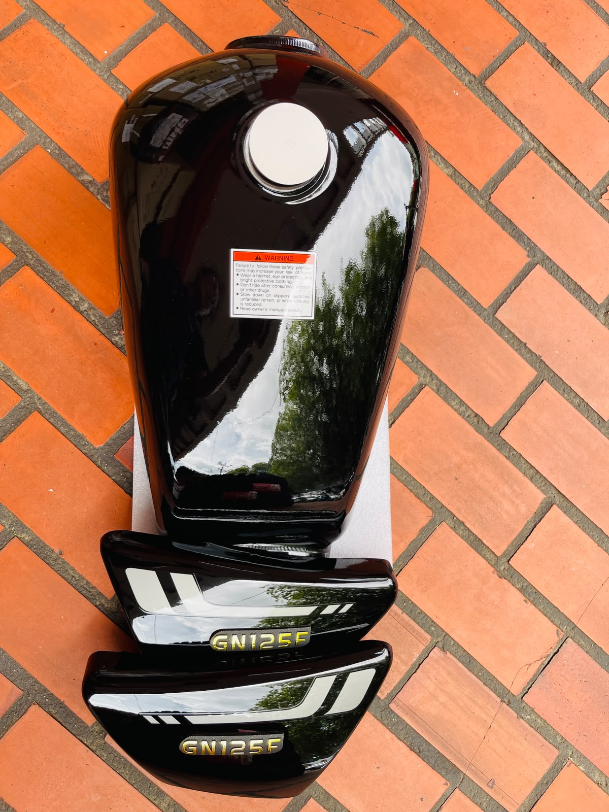 Kit Tanque de Gasolina + Tapas Laterales Suzuki GN 125 F - Negro (Con Emblemas)