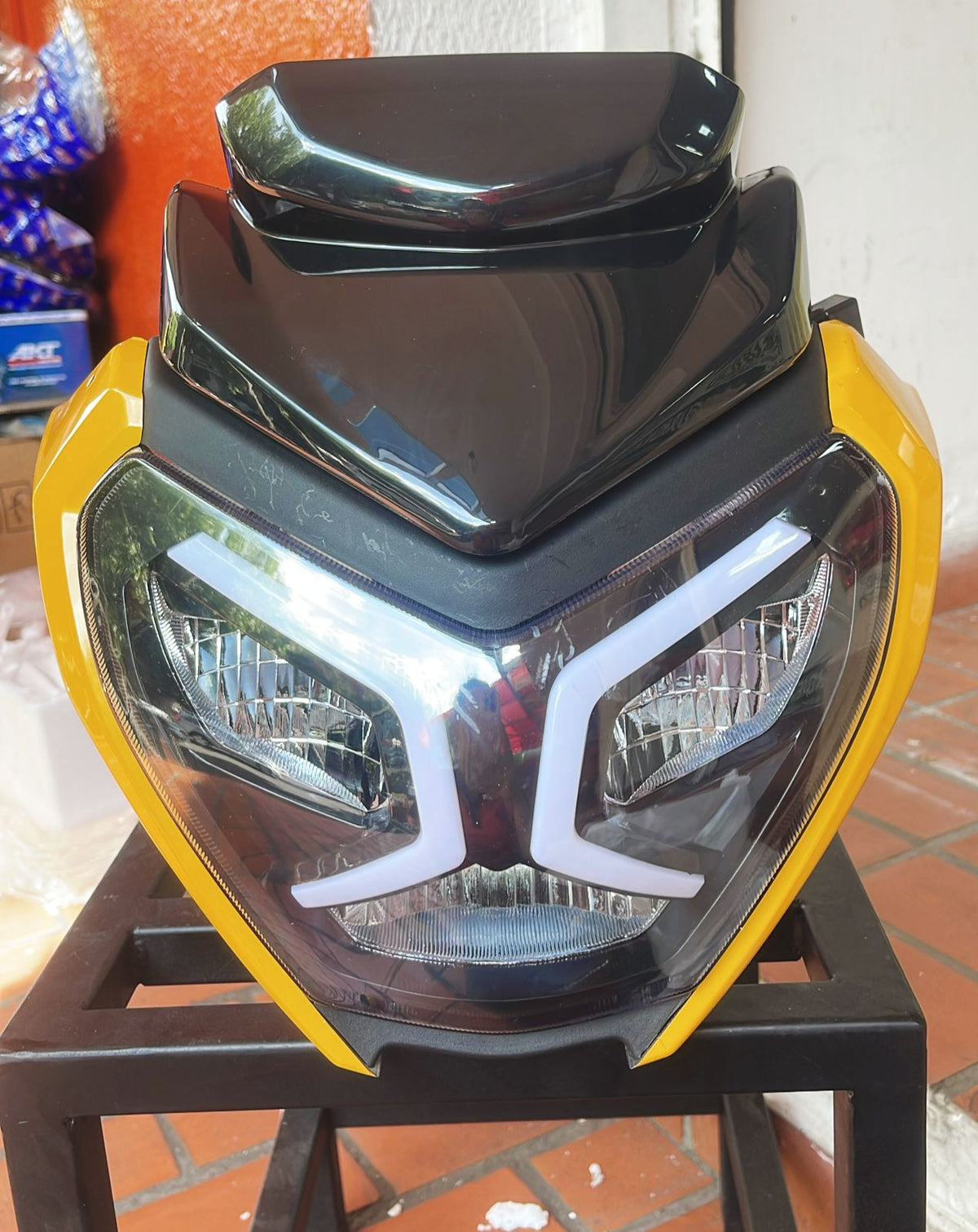 Carenaje Frontal Completo con Farola LED para TVS Raider 125 (Marca Kanuni) - Amarillo / Negro
