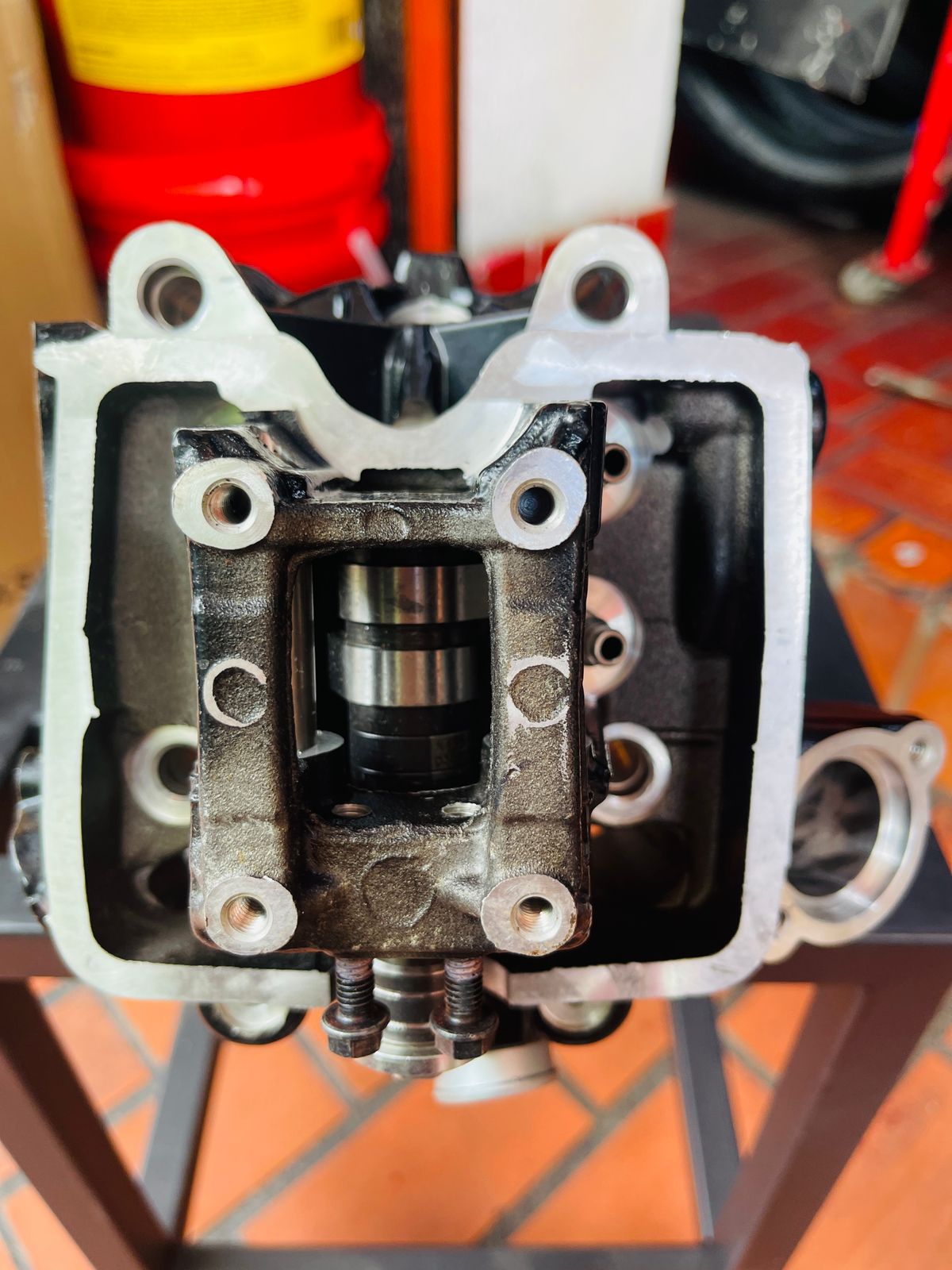Culata de Motor Original para Bajaj Pulsar NS 200 FI con Árbol de Levas (4 Válvulas / Triple Bujía)  Descripción: